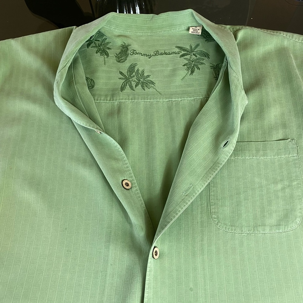 Tommy Bahama 100% Silk Mens short sleeve shirt - Picture 5 of 16